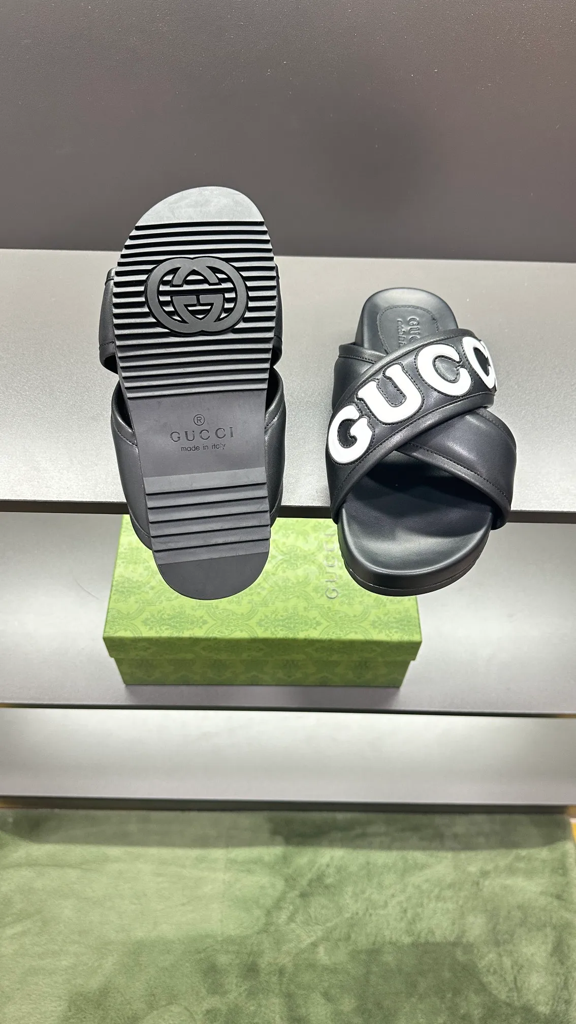 [G Family Couple Style] P: 320💰Female size 36~40 Men's size 39~45, (46. Custom-made GG slippers for men and women. This slipper is made of GG polyester fiber and is decorated with a Gucci label on the front, which adds a striking logo feel to the style. Beige GG recycled polyester fiber, same size for men and women, leather trim